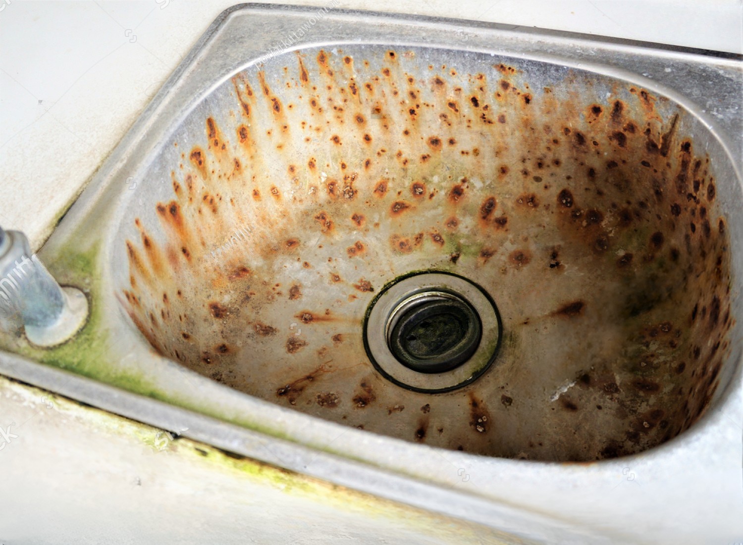 how to remove rust from an outdoor sink